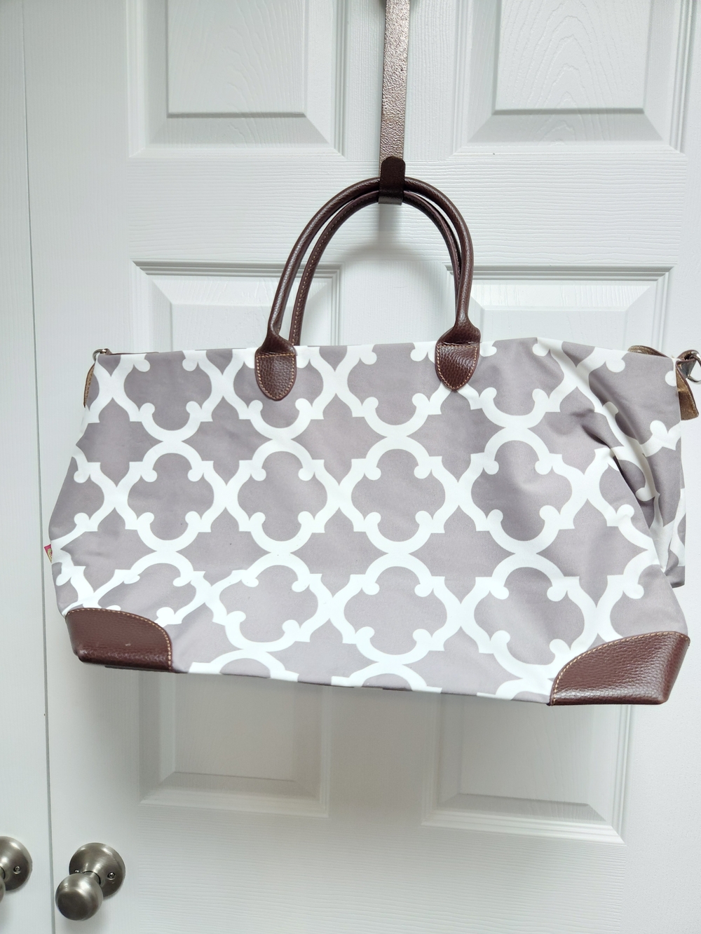 Source Unknown Gray and White Geometric Tote with Brown Trim